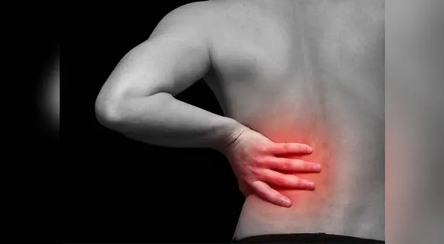 El dolor en la zona lumbar es un signo característico. Este dolor tiene un inicio rápido e intenso