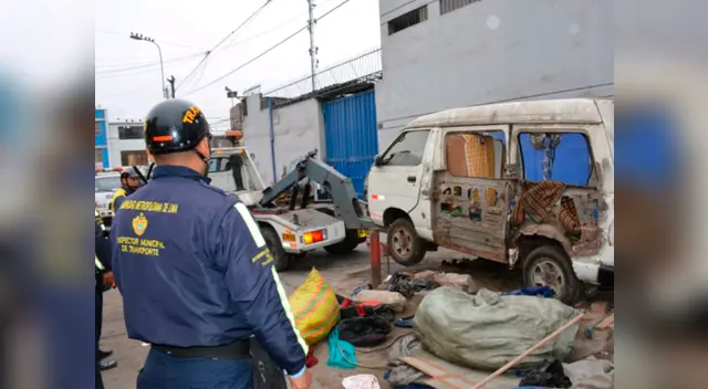 El alcalde encabezó el operativo junto a 20 inspectores y grúas para remover los autos El alcalde encabezó el operativo junto a 20 inspectores y grúas para remover los autos