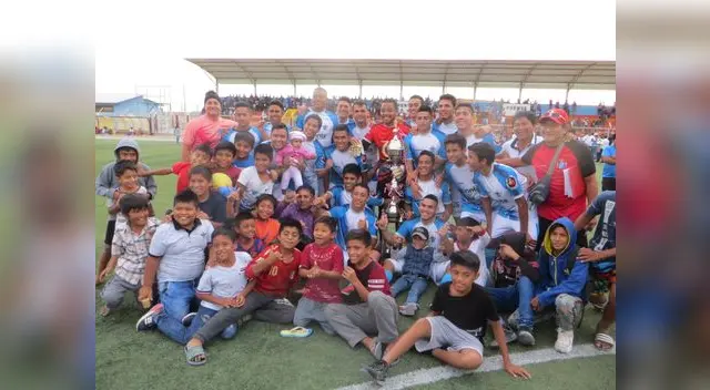 Todo el festejo por el título de La Bocana. FOTO: Roberto Saavedra