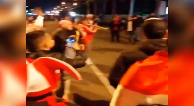 Hincha peruanos hicieron fiesta en los alrededores del Estado Arena do Gremio Hincha peruanos hicieron fiesta en los alrededores del Estado Arena do Gremio