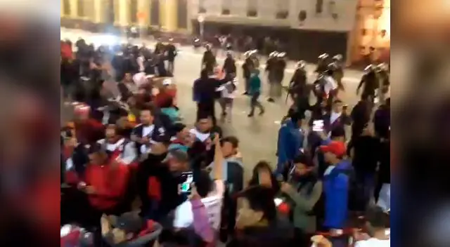 Peruanos en Chile celebran victoria de la Bicolor