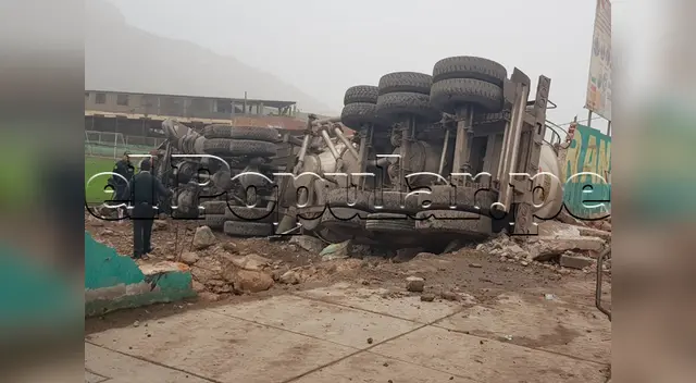 El conductor fue llevado al hospital tras sufrir fuertes golpes al intentar salir de la vía con el camión El conductor fue llevado al hospital tras sufrir fuertes golpes al intentar salir de la vía con el camión