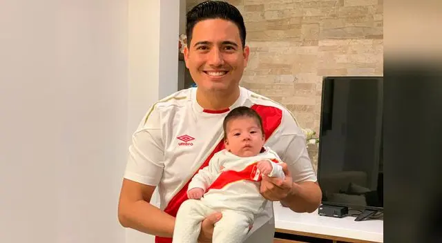 Pedro Loli posa con su hijo con la camiseta peruana Pedro Loli posa con su hijo con la camiseta peruana