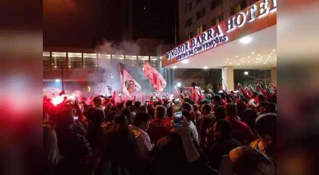 La hinchada y su fiel apoyo a la selección