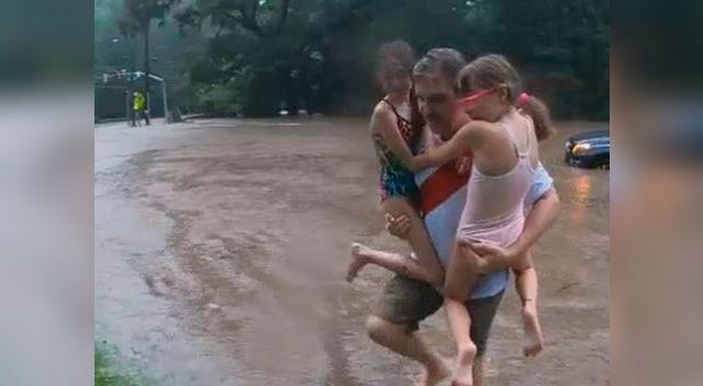 Padre de familia con camiseta de Paolo Guerrero salva a sus hijas