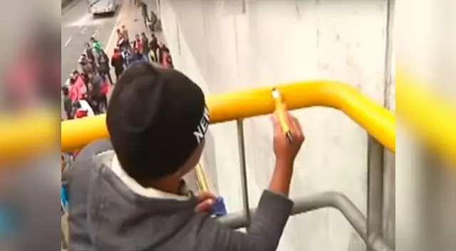 Venezolanos se encargan de limpiar de manera voluntaria las calles de la avenida Grau