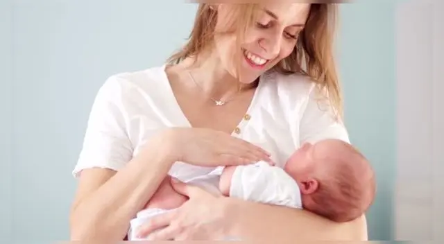 Lo ideal es acariciar al bebé, hablarle y decirle cuánto lo amas