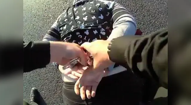 La menor conducía a excesiva velocidad y fue detenida por el oficial en la autopista La menor conducía a excesiva velocidad y fue detenida por el oficial en la autopista