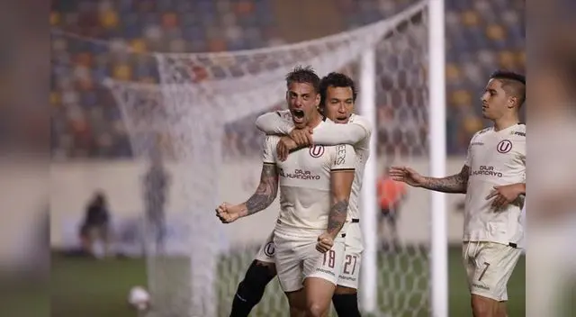 Gol de penal del argentino Denis. FOTO: LIBERO Gol de penal del argentino Denis. FOTO: LIBERO