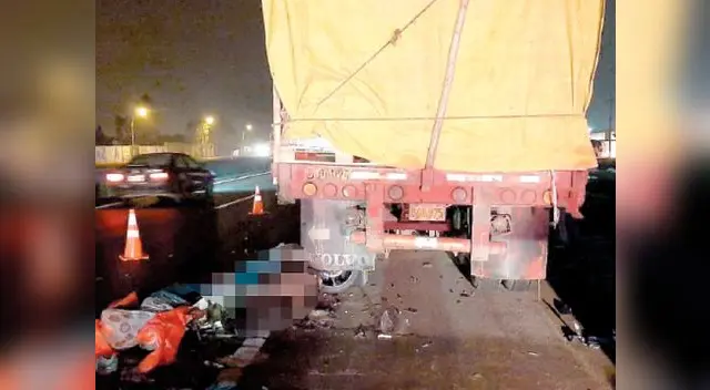 Motociclistas se estrellan contra camión y fallecen en accidente de tránsito