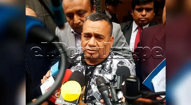 Tony Rosado llego hasta la sede de la Fiscalía en compañía de su abogado