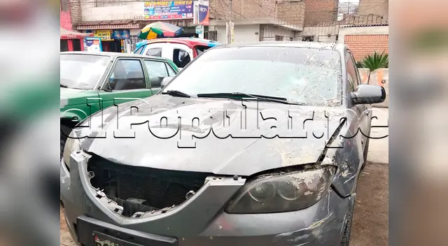 Los trabajadores tienen lesiones considerables tras ser embestidos por el auto Los trabajadores tienen lesiones considerables tras ser embestidos por el auto