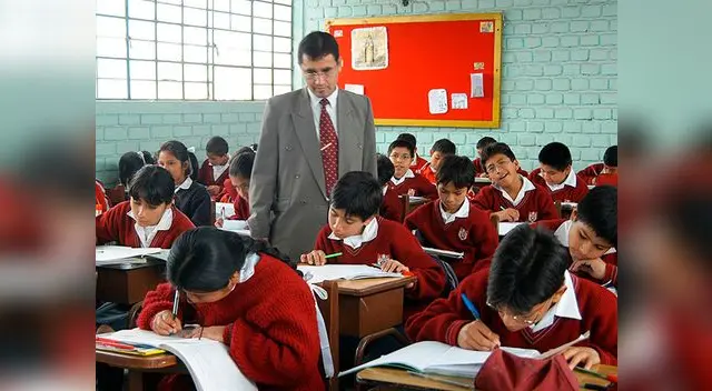 Congreso aprueba dictamen para retirar alumnos deudores de colegios