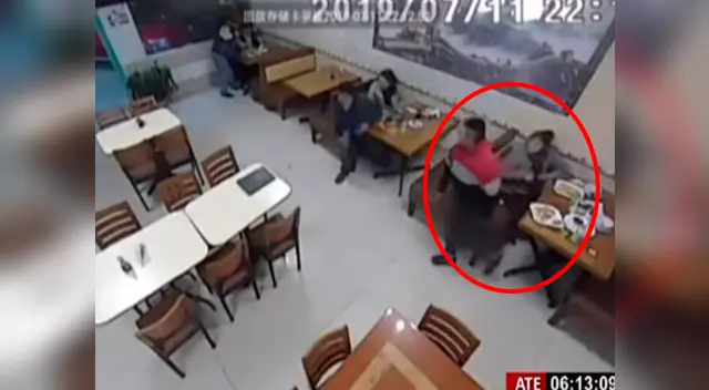 El comensal reaccionó de inmediato para salir del lugar, pero los delincuentes lo detuvieron
