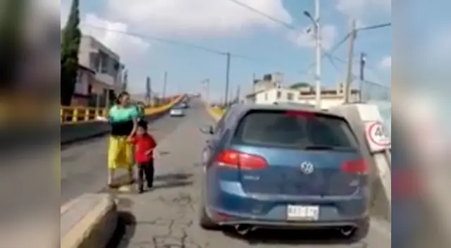 El niño recibió el fuerte golpe, pero logró ponerse de pie por unos segundos para luego caer