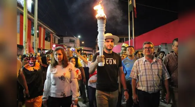 Carlos Zambrano es premiado por el alcalde de Riojas, Armando Rodríguez