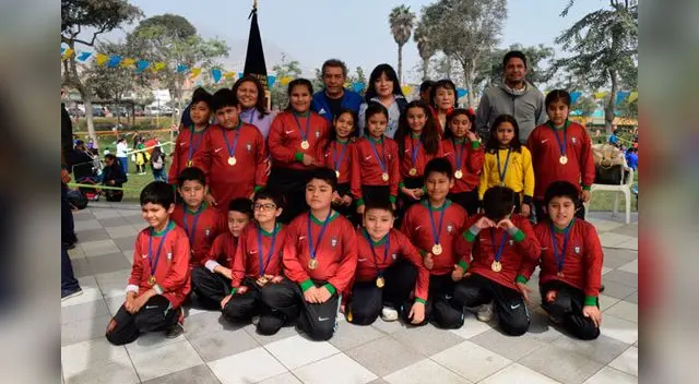 Héctor Chumpitaz estuvo premiando a escolares del Colegio Juan Peregrino de Carabayllo