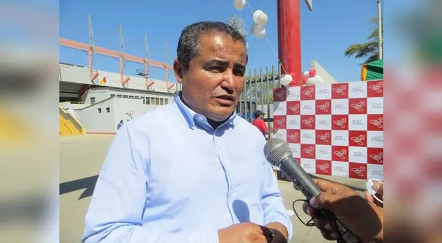 José Aguilar, alcalde de Castilla unidos con otras autoridades para que se habilite el Miguel Grau. FOTO: Roberto Saavedra