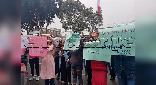 Padres realizan plantón fuera de la municipalidad de San Luis