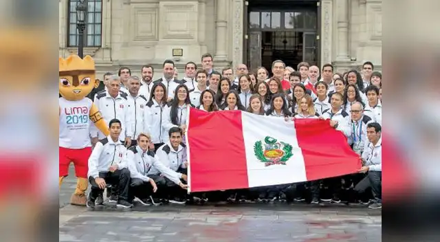 Presidente Martín Vizcarra hizo la entrega de la bandera