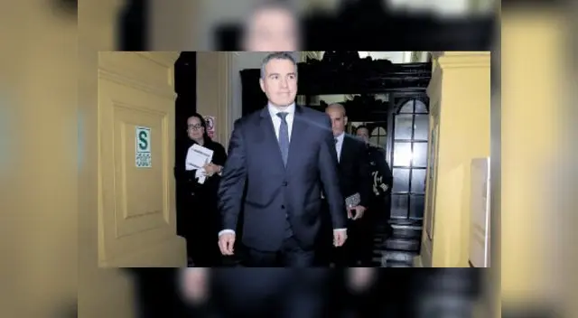 Es cuestionado por haber pedido a Sánchez que se reprograme la sesión de la Comisión de Ética