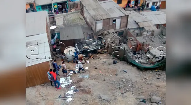 El vehículo terminó encima de varias casas y generó muchos heridos