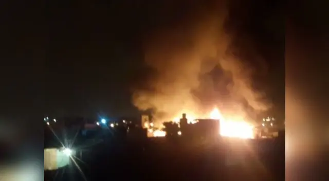 El incendio requirió la presencia de 30 unidades de bomberos El incendio requirió la presencia de 30 unidades de bomberos