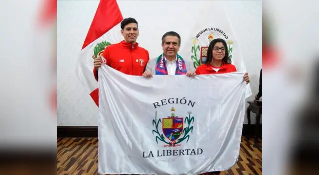 nadadores posan junto al Gobernador Regional La Libertad, Manuel Llempén Coronel