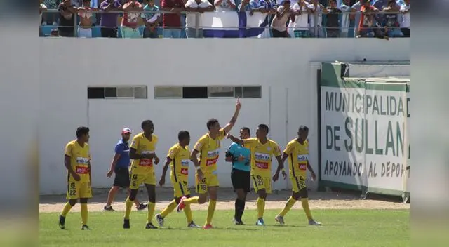 Celebración por el gol de Renzo Alfani