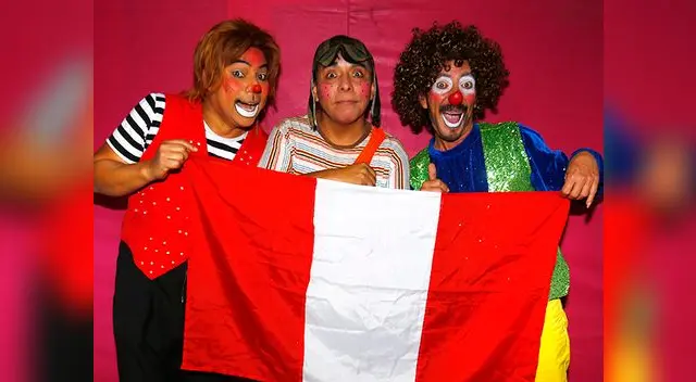 Comediante junto a payasitos en su carpa