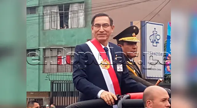 El presidente se tomó varios minutos antes de llegar al estrado principal de la Gran Parada Militar El presidente se tomó varios minutos antes de llegar al estrado principal de la Gran Parada Militar
