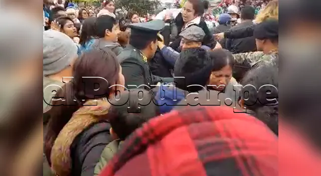 Las féminas no detuvieron su pelea, pese a que un policía estaba en medio de ambas Las féminas no detuvieron su pelea, pese a que un policía estaba en medio de ambas