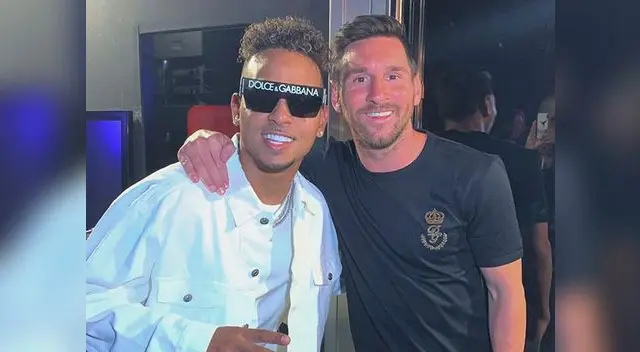 El negrito de ojos claros junto a Lionel Messi El negrito de ojos claros junto a Lionel Messi