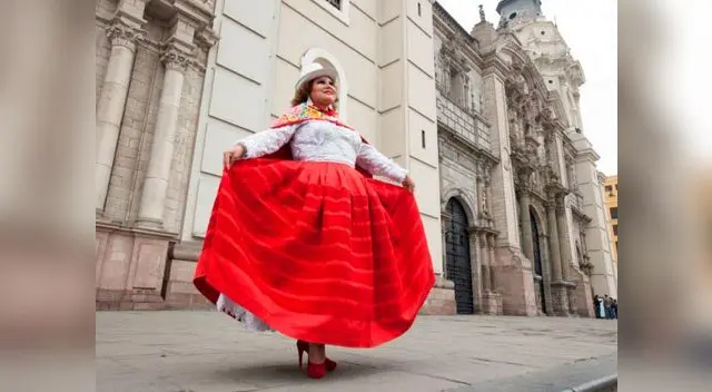 Amanda Portales en el frontis de la Catedral de Lima