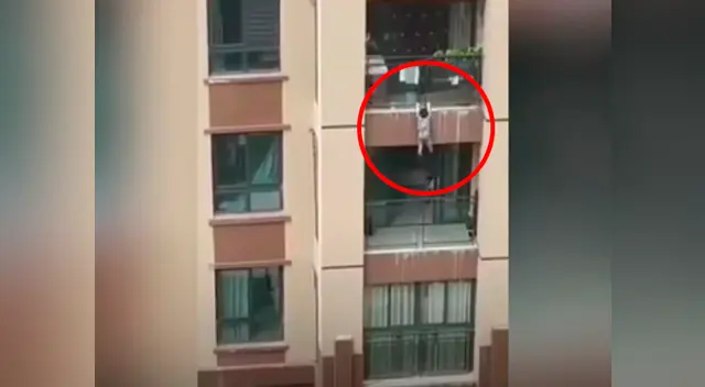 El menor colgaba desde el quinto piso, hasta que no logró resistir más y terminó cayendo