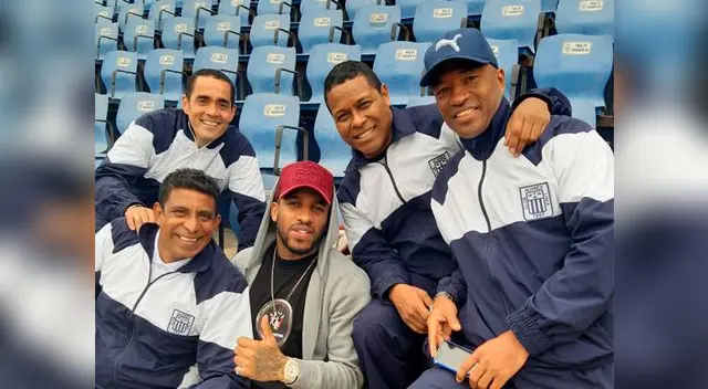 Jefferson Farfán al lado de José Soto, Marko Ciurlizza, Juan Jayo y Waldir Sáenz