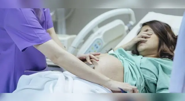 No le favorece al feto ni a la madre por estar en un periodo que más que buscar riesgos necesita alejarse de estos No le favorece al feto ni a la madre por estar en un periodo que más que buscar riesgos necesita alejarse de estos