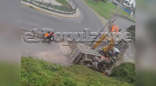 Piedras regadas en la pista impiden el libre tránsito vehicular
