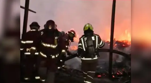 Incendio en Villa María del Triunfo consume aserradero