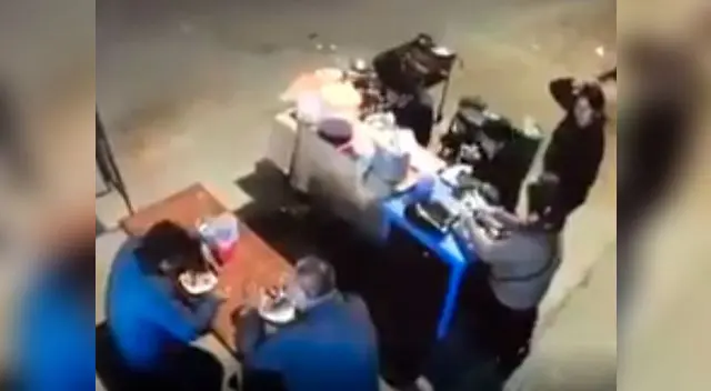 Accidente de tránsito ocurrió cuando comensales cenaban en la calle