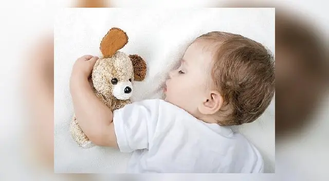 Por lo general, se espera a que el niño pueda dormir solo a los dos o tres años aproximadamente, pero en una cama y no en cuna.