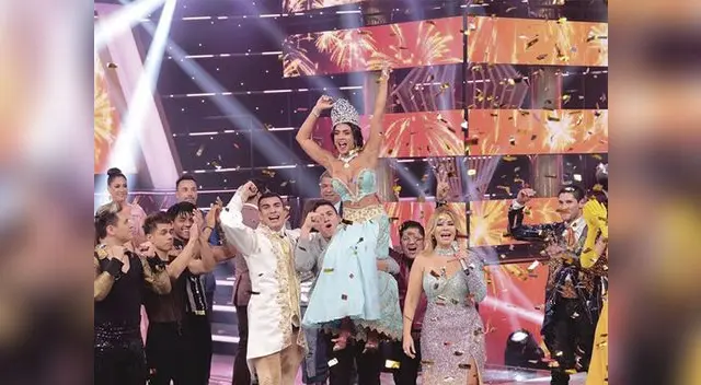 Vania Bludau emocionada al poder levantar la copa de Reinas del show