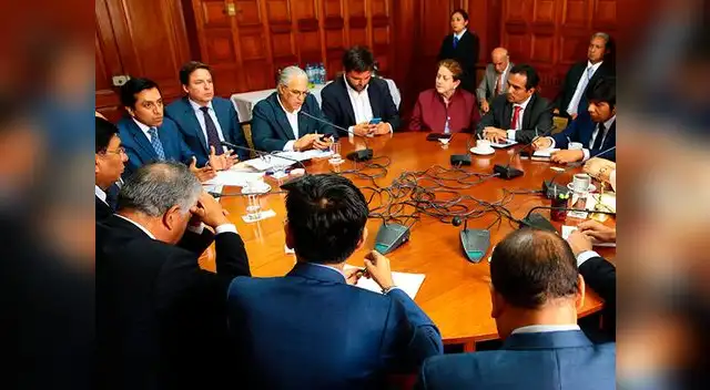 Congreso cita a ministros en lugar de debatir adelanto de elecciones