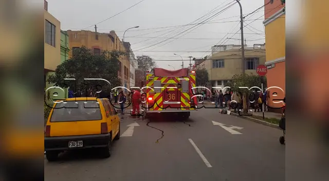 El siniestro se originó en una casa de madera, cuyo techo cayó sobre un joven