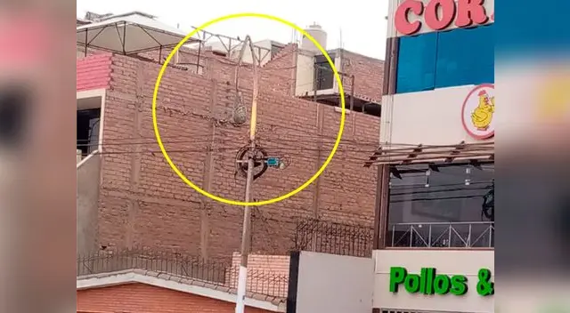 Vecinos del Callao denuncian que las autoridades no hacen nada por arreglar el poste. 