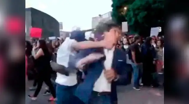 Reportero recibe tremenda golpiza y continúan agrediéndolo pese a quedarse inconsciente