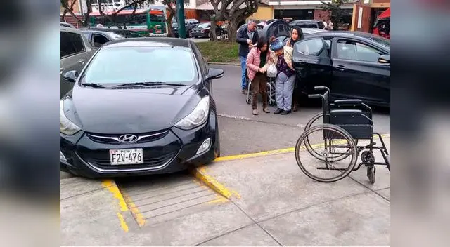Auto tapaba la rampa para silla de ruedas en Surco Auto tapaba la rampa para silla de ruedas en Surco