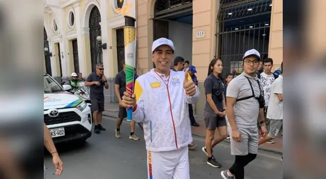 Ernesto Pimentel hizo recorrido con la antorcha por las calles de Lima