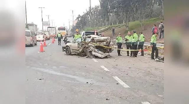 Camioneta arrastró 35 metros a auto de servicio público. Camioneta arrastró 35 metros a auto de servicio público.