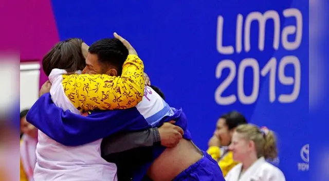 El abrazo fraternal de judoca Yuliana Bolívar y Fred Villalobos El abrazo fraternal de judoca Yuliana Bolívar y Fred Villalobos